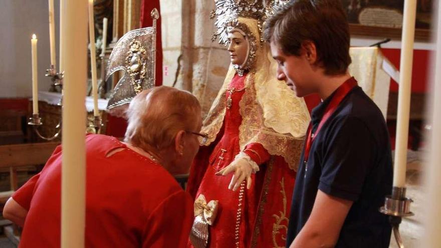 Los fieles a la patrona acuden a su cita anual con el besamanos