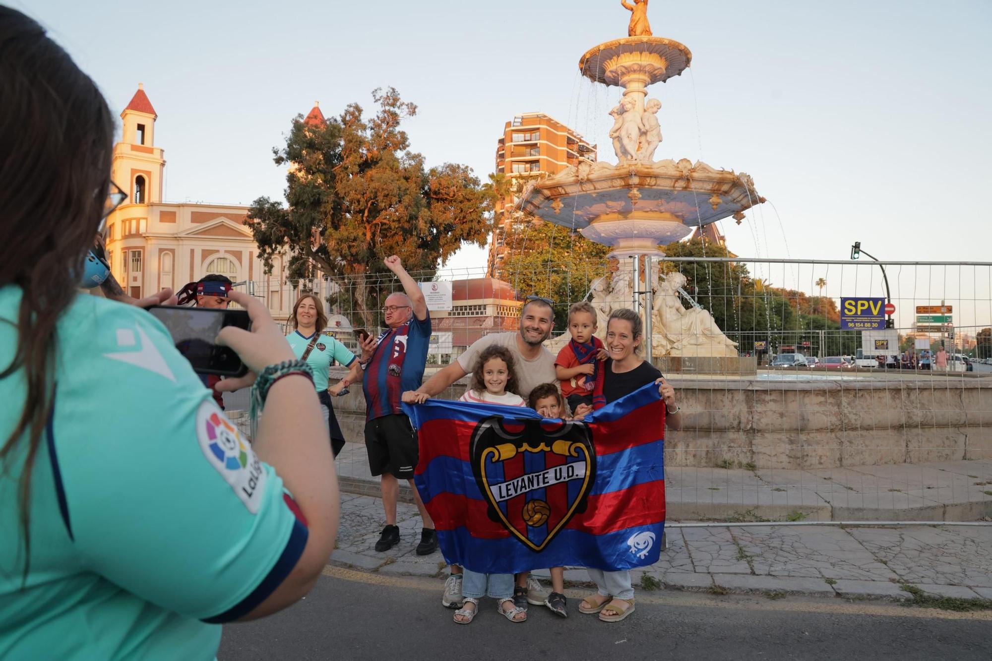 La afición del Levante UD festeja el ascenso en la fuente de Las Cuatro Estaciones
