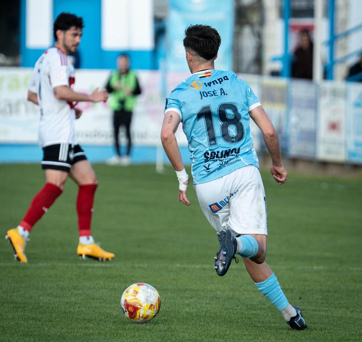 José Antonio, jugador del Coria, durante el último partido.