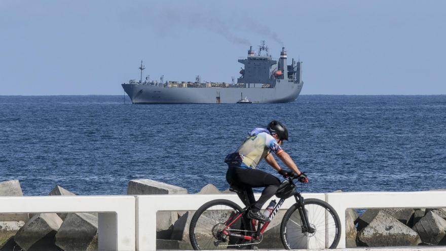 El buque militar americano entra en el Puerto de Las Palmas tras deambular varios días entre las islas