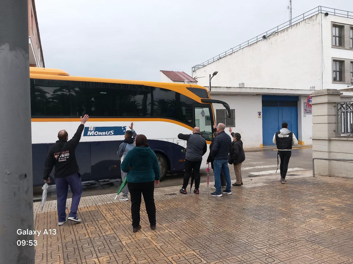 Autobús escolar saliendo de Beniparrell.