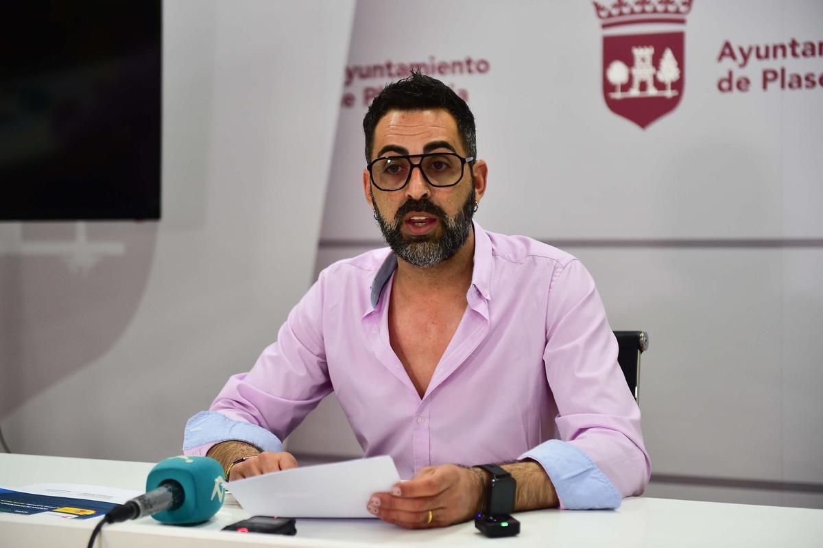 El edil de Plasencia David Calvo ha explicado el papel del ayuntamiento en el proceso de regularización de inmigrantes.