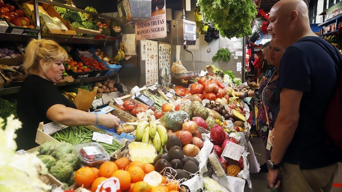 Clientes compran en el mercado de Atarazanas.