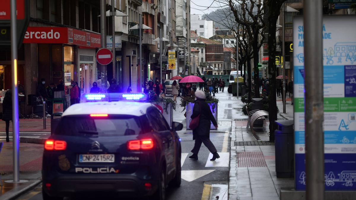 Patrulla de la Policía Nacional en una calle de Pontevedra.