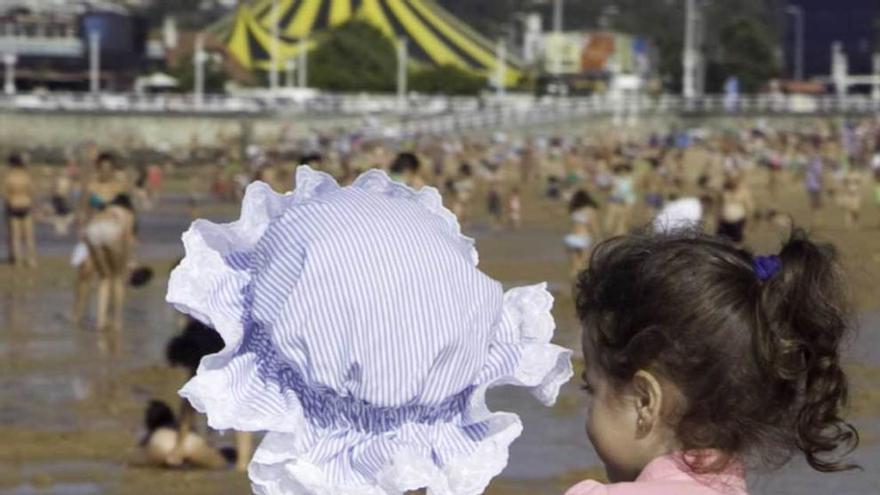 Mujeres con ropa de baño de época, ayer, en San Lorenzo.