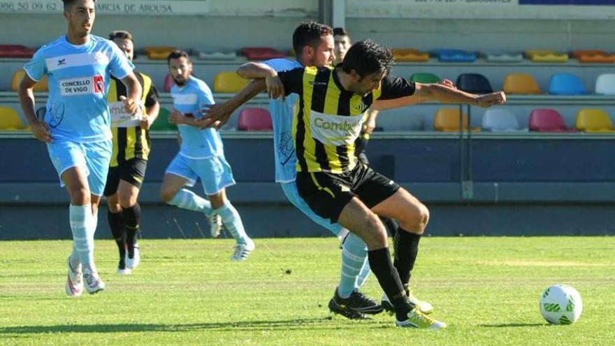 Changui anotó los dos goles en la victoria del Ribadumia ante el Silva. // Iñaki Abella