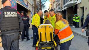 La primera joven en ser liberada del cemento durante el desalojo del Estudi 9 de Santa Coloma