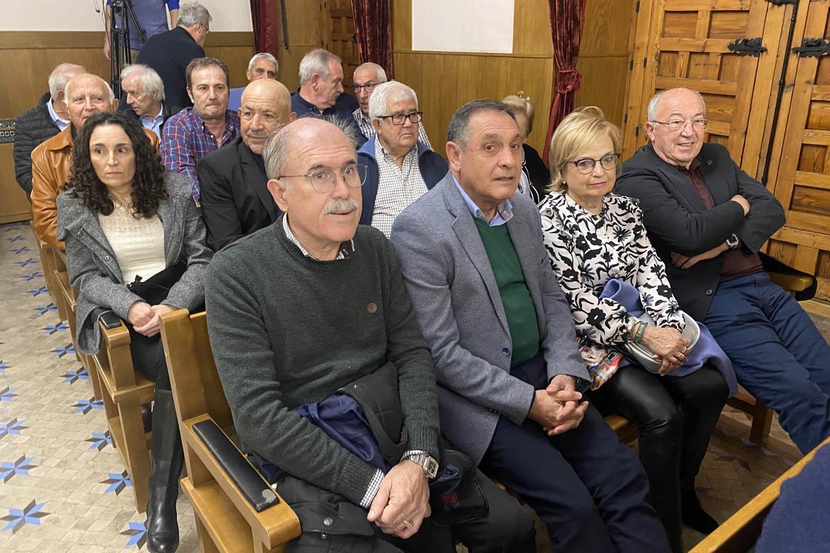 Gambín presenta su libro del Centenario del Elche rodeado de leyendas y expresidentes Gambín presenta su libro del Centenario del Elche rodeado de leyendas y expresidentes