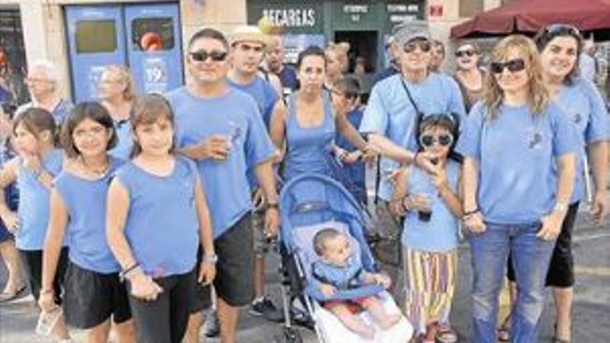 Miles de vecinos participan en el desfile del Grao