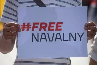 Denuncian que Navalni se encuentra en paradero desconocido tras un posible traslado de prisión