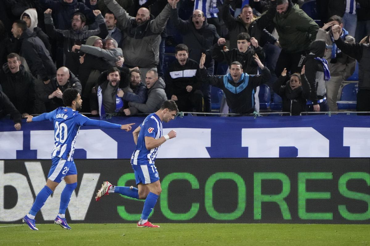 Vitoria, 23/02/2026.- El delantero argentino del Alavés Lucas Boyé (d) celebra el segundo gol del equipo vitoriano durante el encuentro correspondiente a la jornada 25 de Laliga EA Sports que Deportivo Alavés y Girona FC disputan este lunes en el estadio de Mendizorroza, en Vitoria. EFE/ Adrián Ruiz Hierro Vitoria, 23/02/2026.- El delantero argentino del Alavés Lucas Boyé (d) celebra el segundo gol del equipo vitoriano durante el encuentro correspondiente a la jornada 25 de Laliga EA Sports que Deportivo Alavés y Girona FC disputan este lunes en el estadio de Mendizorroza, en Vitoria. EFE/ Adrián Ruiz Hierro