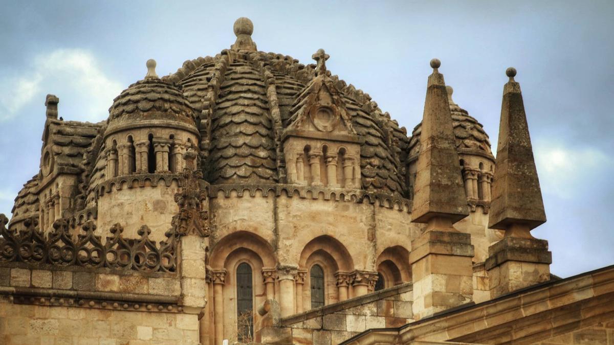 Cimborrio de la Catedral de Zamora en un día nublado.