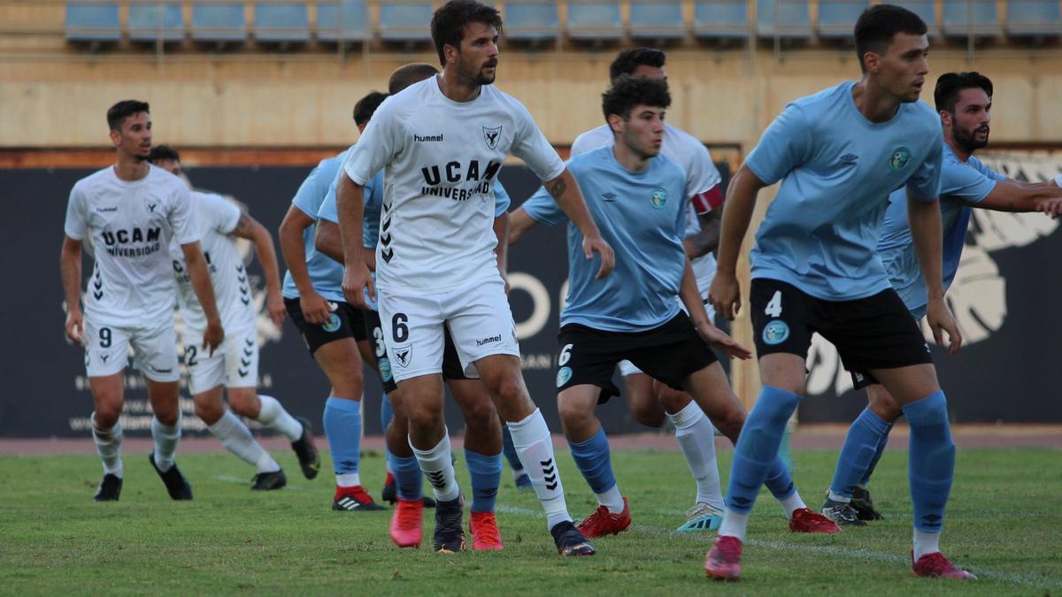 Mario Abenza trata de rematar una jugada a balón parado ante el Polideportivo El Ejido