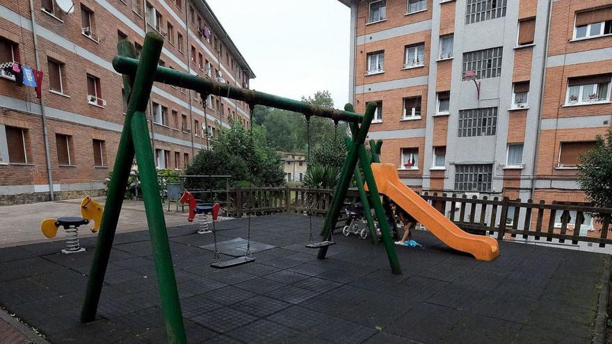 Pisos en la Joécara, con un parque infantil en uno de los patios.