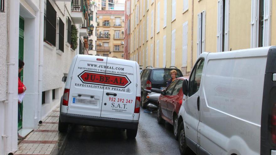 Un vehículo se sube en la acera, ayer en la calle Tizo.