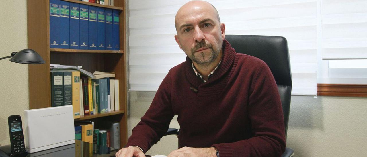 El abogado Neil González Seoane, en su despacho de Ourense. | // IÑAKI OSORIO