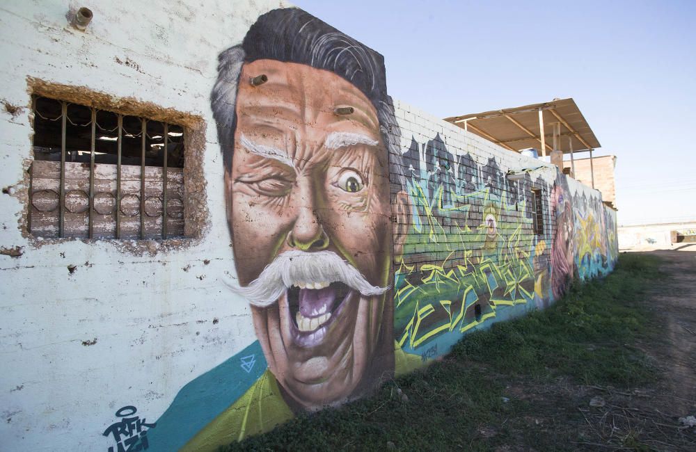 Grafitis en rl grupo Lourdes de Castelló