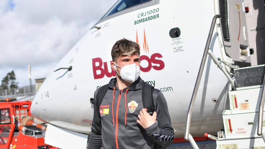 Raúl Guti bajando de un avión en uno de los desplazamientos