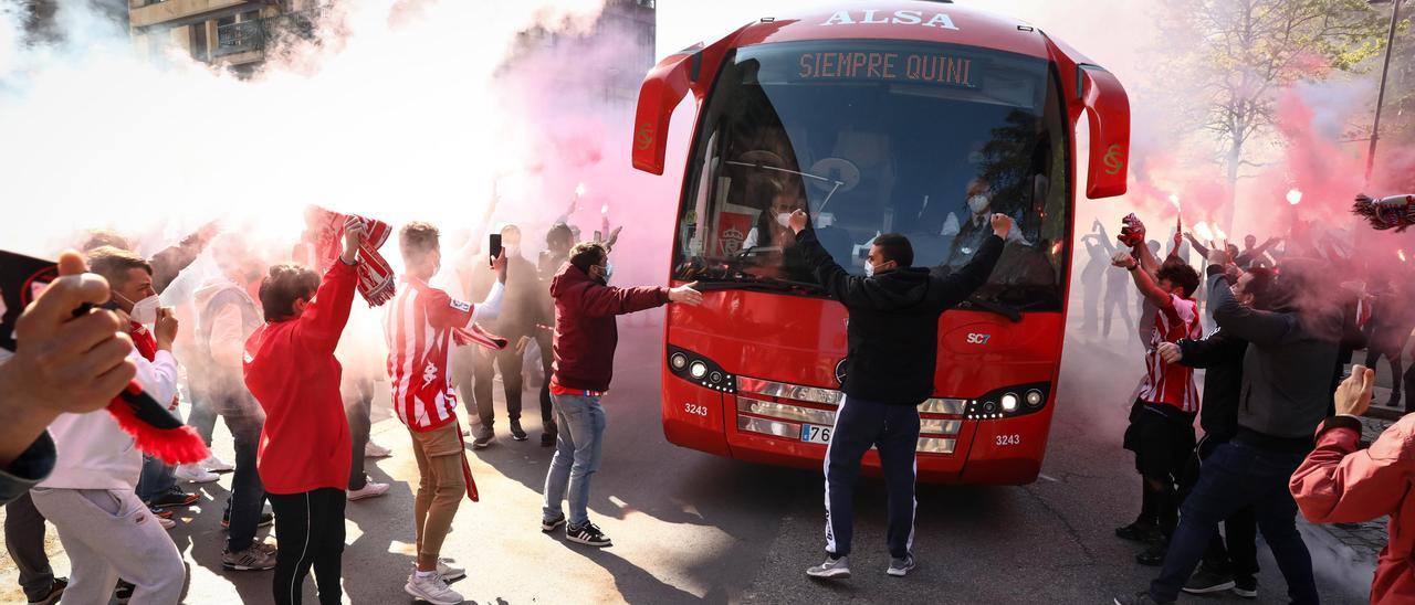 El autocar del Sporting, a su llegada a El Molinón en el pasado derbi.