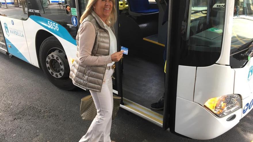 La alcaldesa, ayer, a punto de subirse al autobús con el abono .