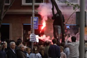 Denunciats 12 antiokupes després d’intentar acostar-se de matinada a les finques okupades de la Bonanova