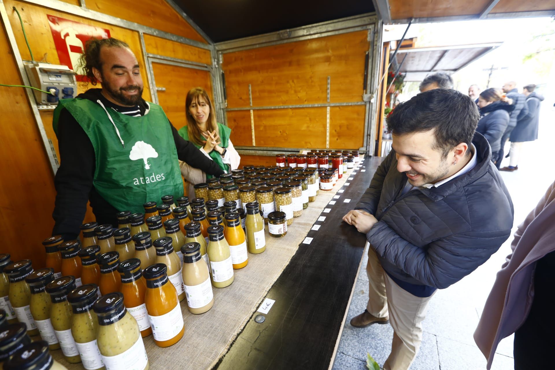 Mercadillo solidario de Atades en la Plaza Aragón