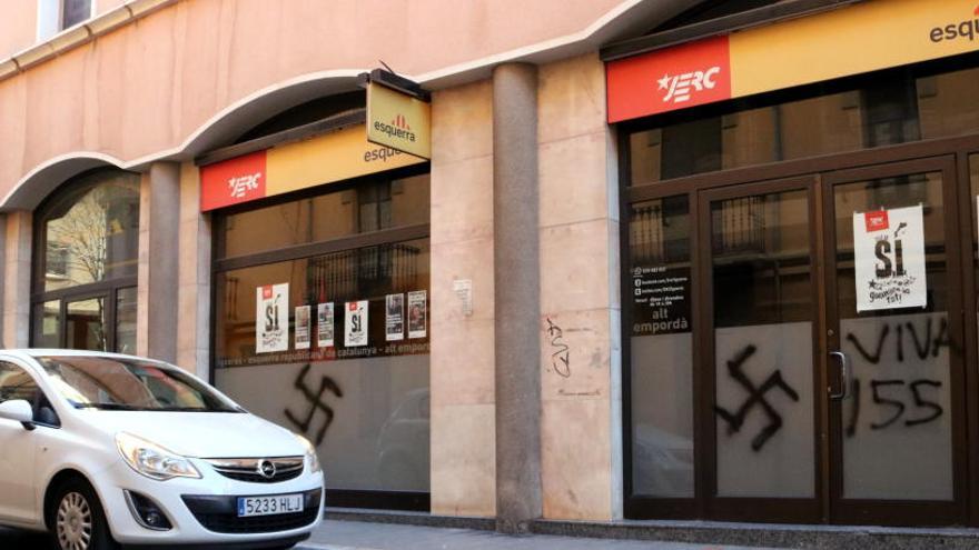 Apareixen pintades amb símbols nazis a la seu d&#039;ERC i la CUP Figueres