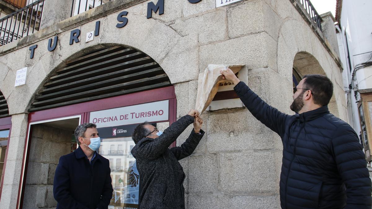 Pacheco y Salaya descubren la placa en la plaza Mayor.