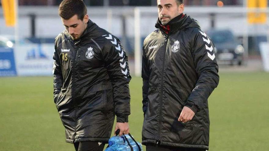 José María Lana, a la derecha, junto al preparador físico, en el Hermanos Antuña en la primera vuelta.