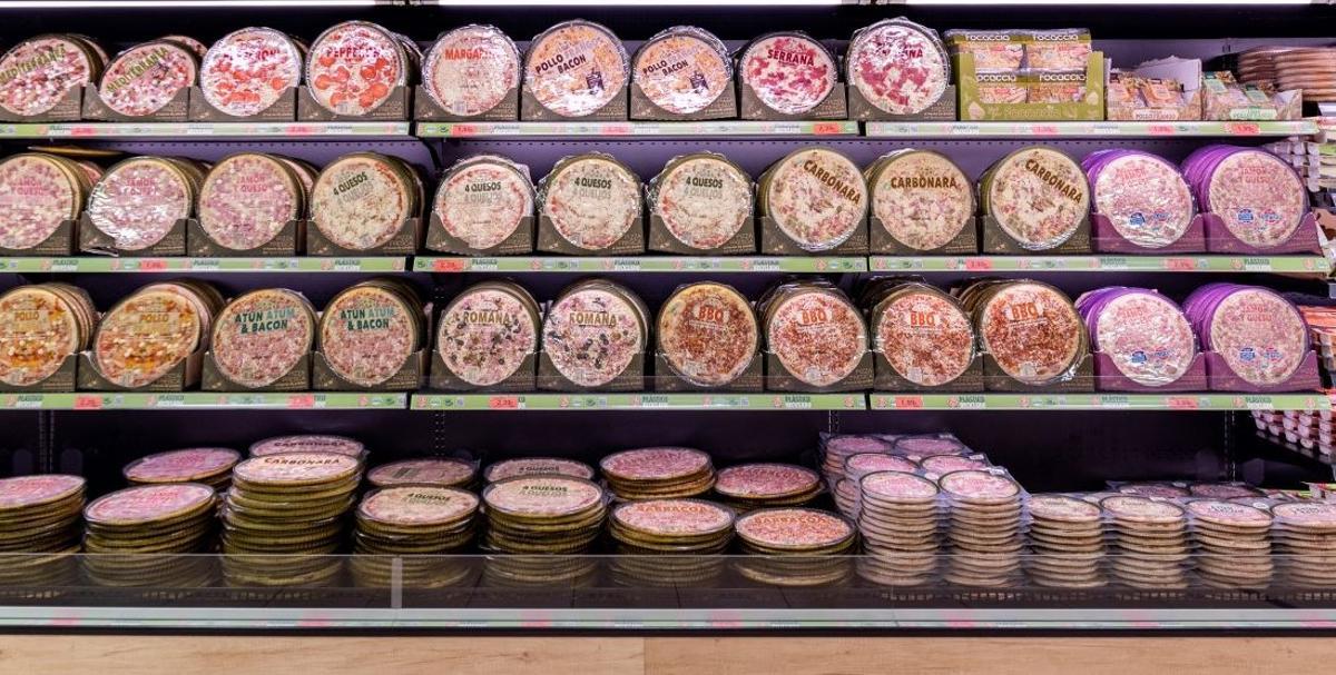 Gekühlte Pizzen in einem Supermarkt in Spanien.
