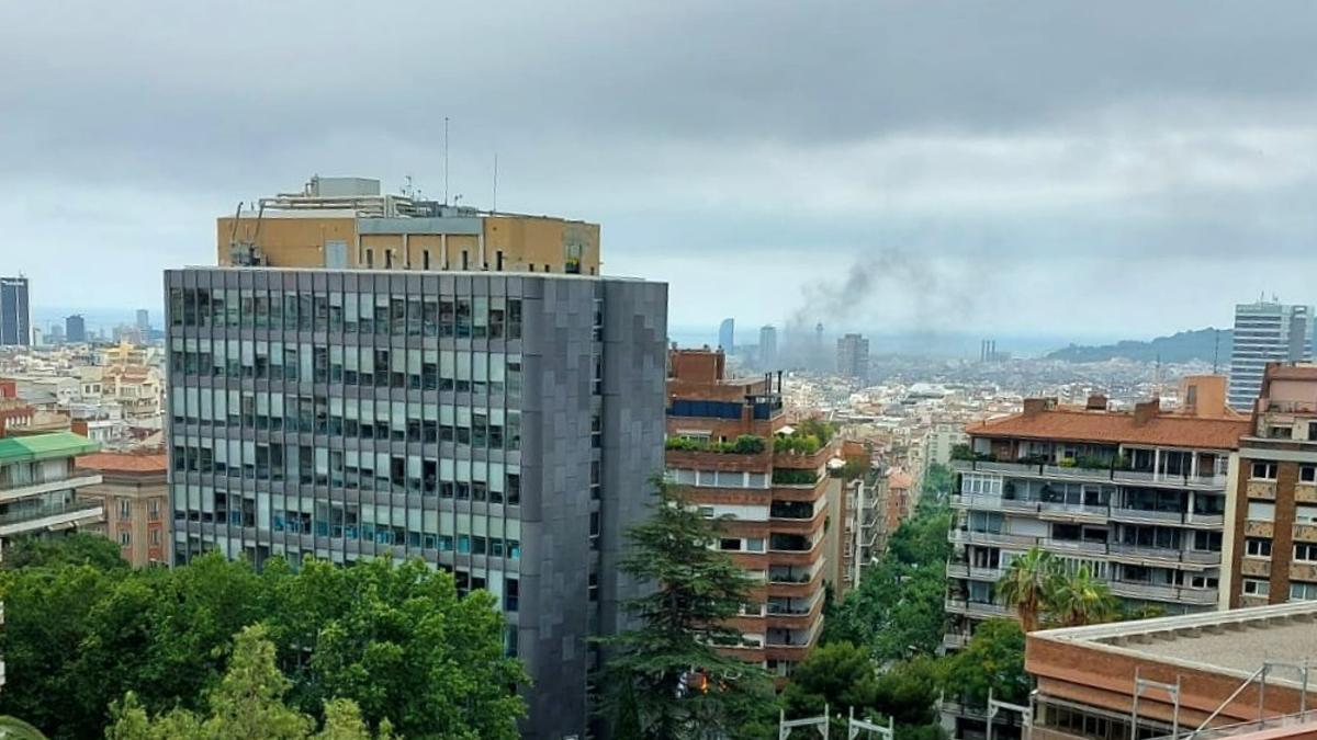Humo por un incendio en la calle Muntaner de Barcelona