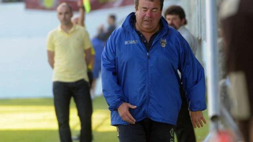 El técnico del Pontevedra, Milo Abelleira, se lamenta durante el partido de ayer. // Gustavo Santos