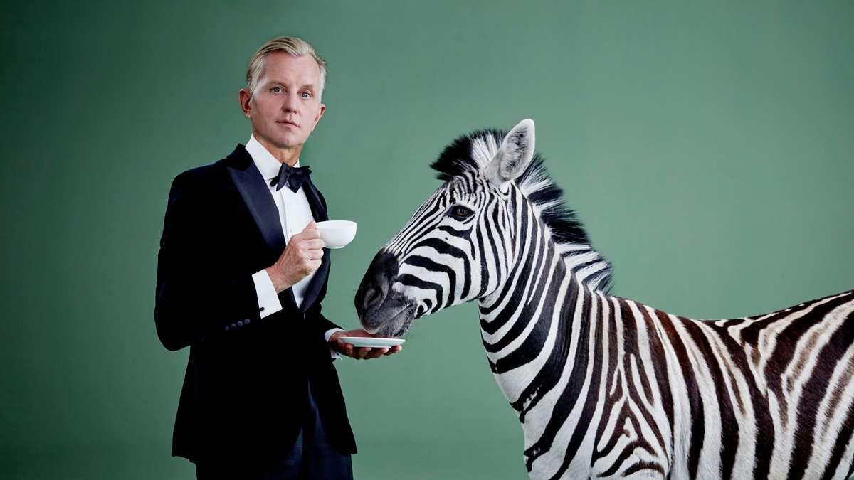 Max Raabe auf einem Werberbild für sein Programm "Wer hat hier schlechte Laune"
