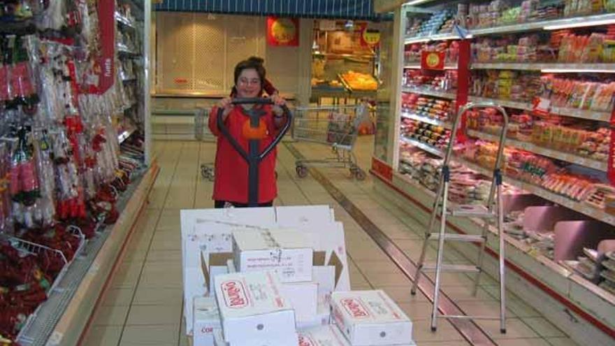 Una de las integrantes de Down Vigo trabajando en un supermercado.