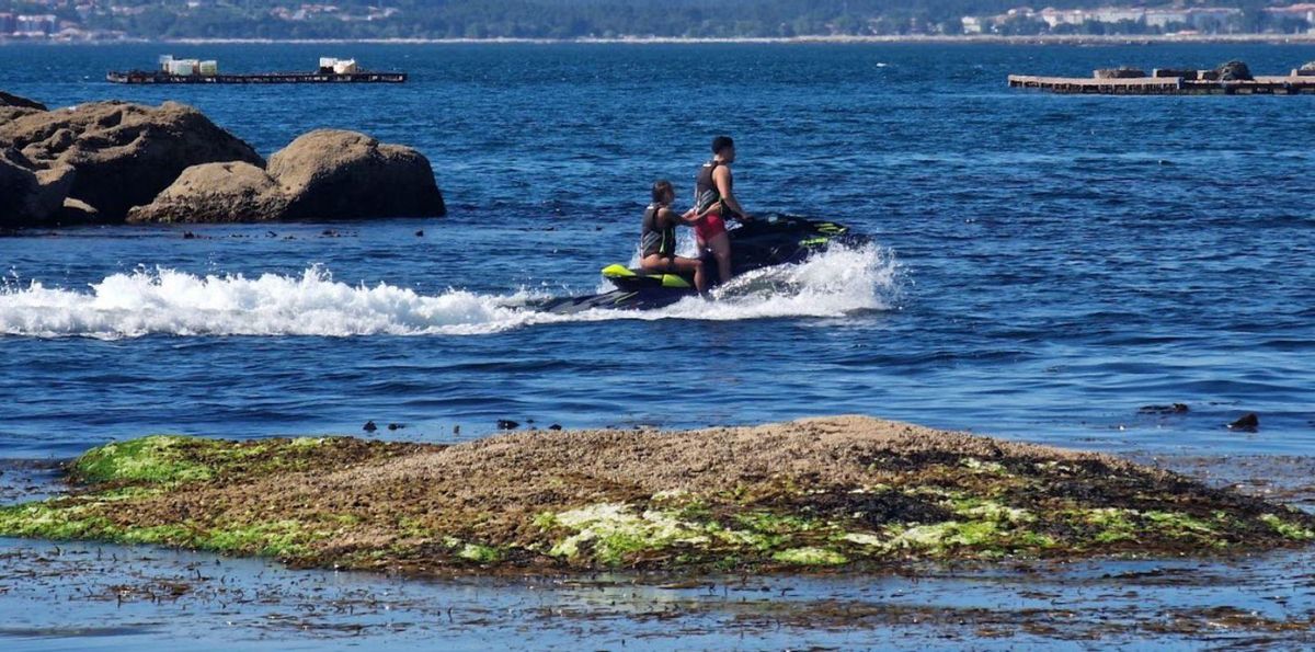 Una moto, navegando a escasos metros de la costa, justo antes de la llegada de la Benemérita. | // M.M.