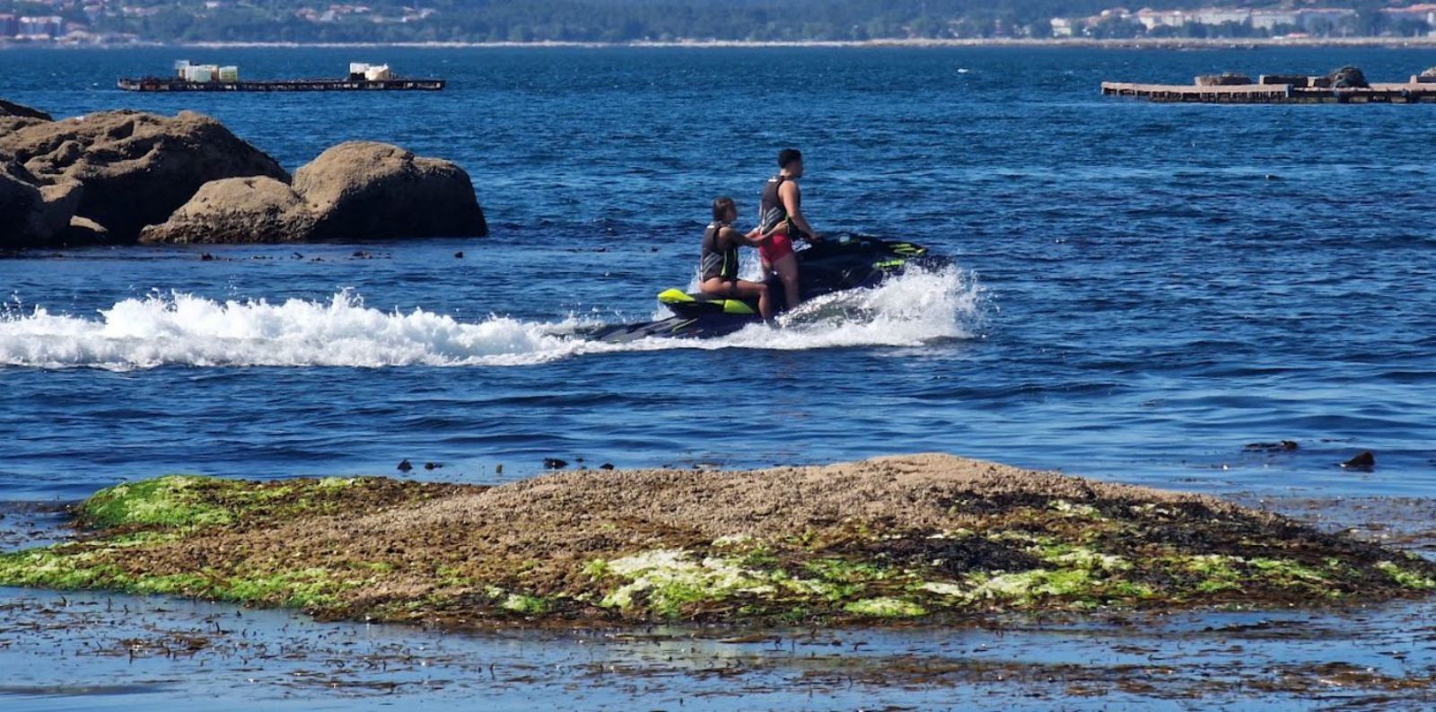 Una moto, navegando a escasos metros de la costa, justo antes de la llegada de la Benemérita.