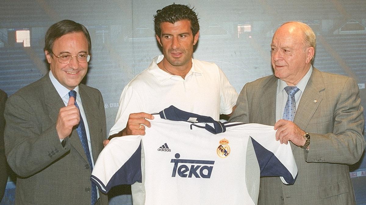 Florentino Pérez, Luis Figo y Alfredo di Stéfano, en la presentación del futbolista portugués en 2000.