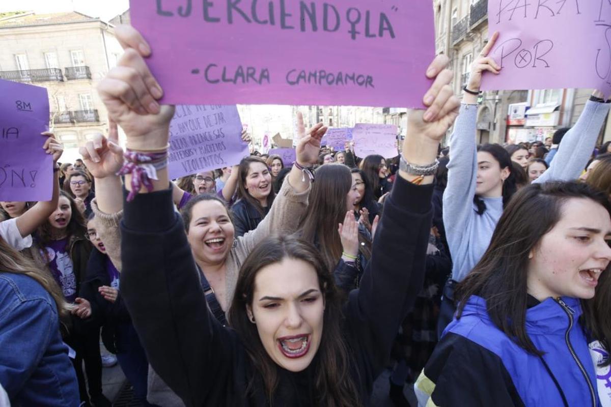 La "marea morada" recorre el centro de Vigo en el 8M