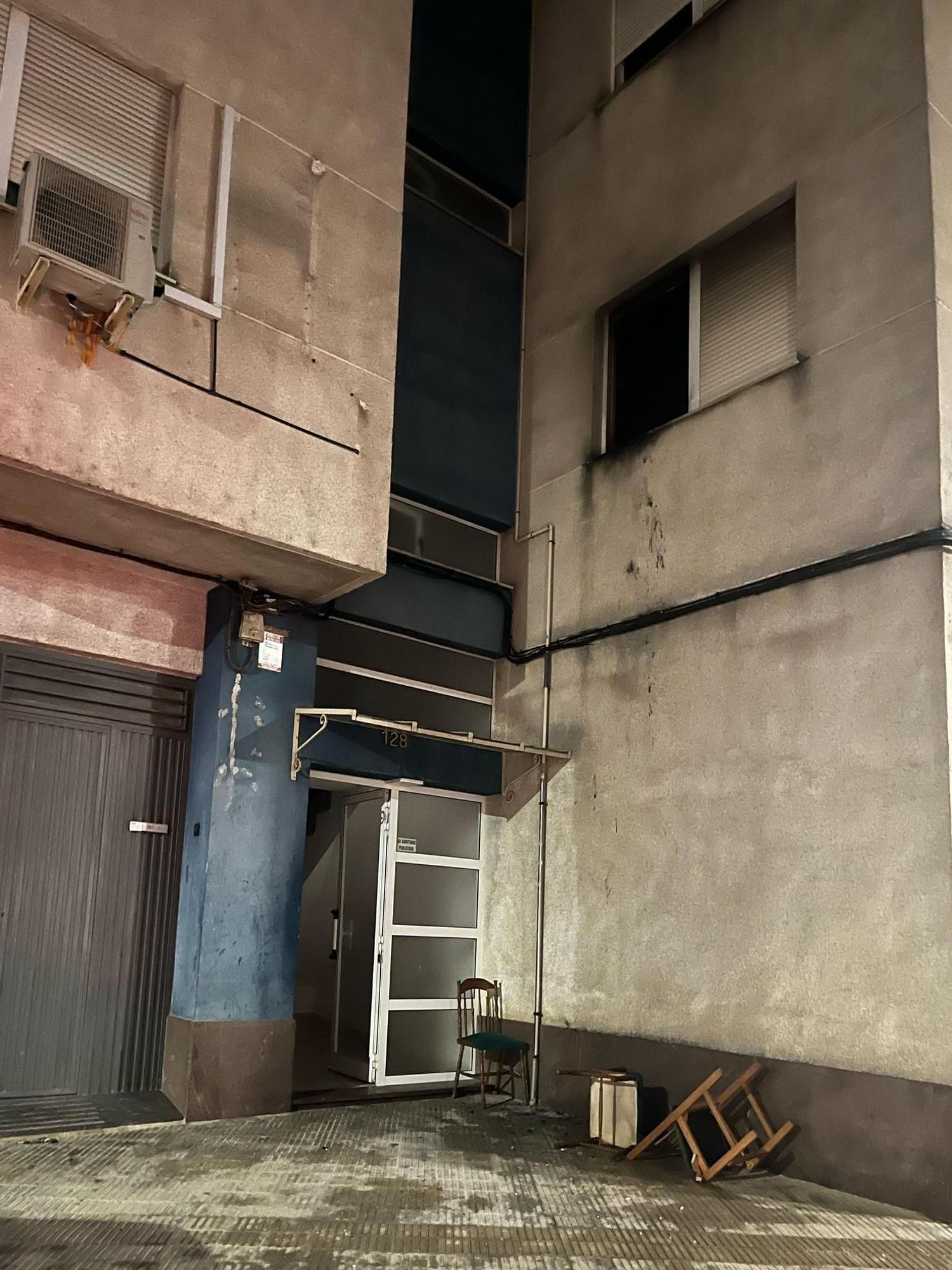 Restos del incendio en la fachada del inmueble.