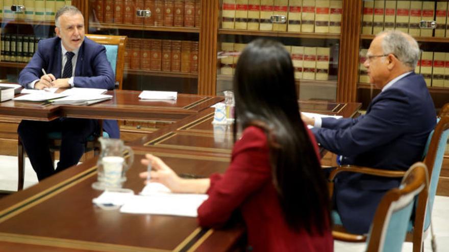 Ángel Víctor Torres y Casimiro Curbelo, reunidos esta mañana.