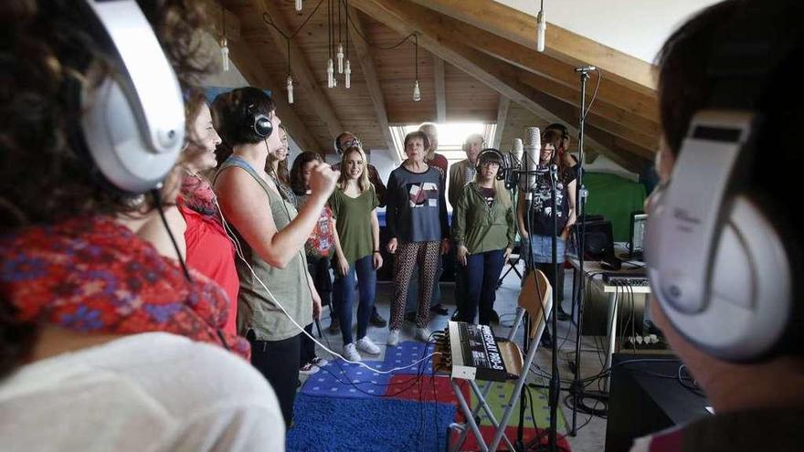 El coro de la Escuela de los Adioses, ayer, grabando el villancico.