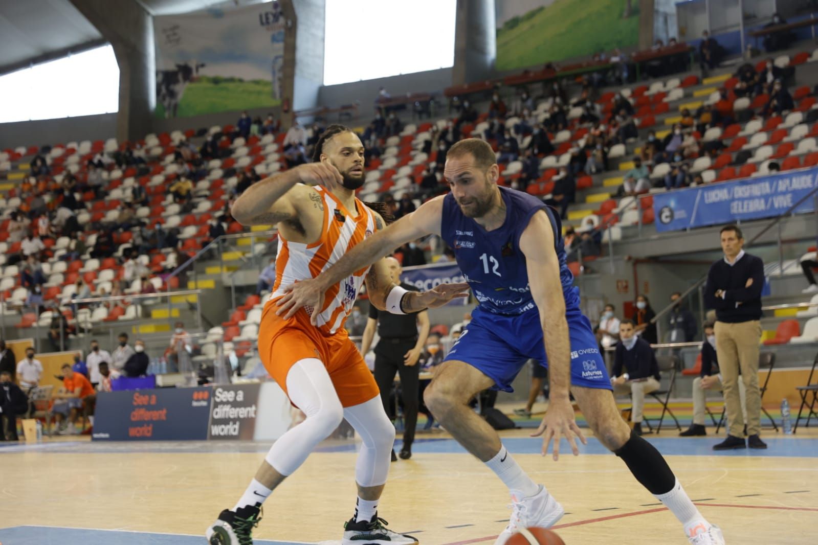 Las mejores imágenes del enfrentamiento entre el Leyma Coruña y el Liberbank Oviedo Baloncesto