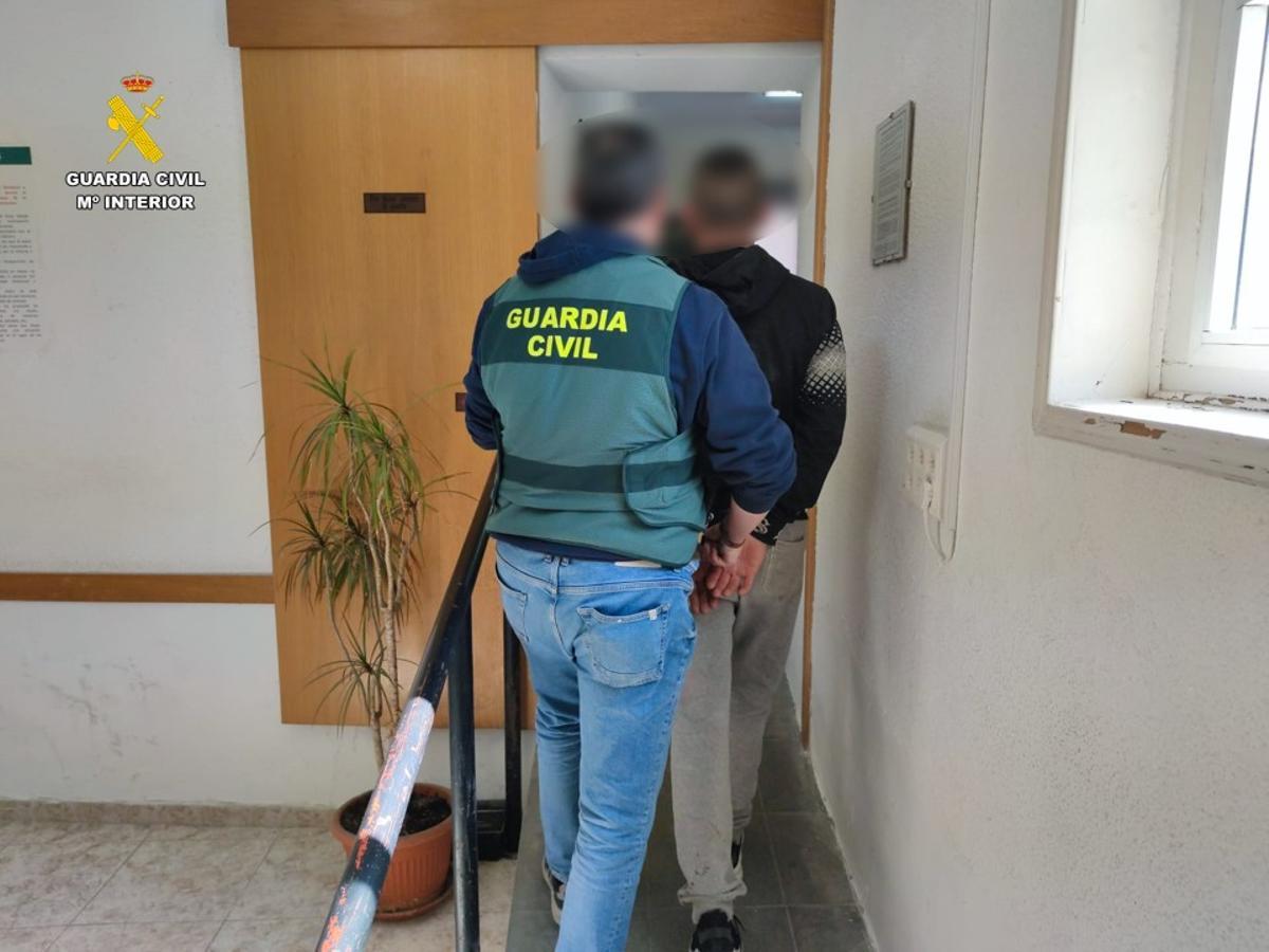 El equipo Roca de la Guardia Civil ha detenido a tres personas por el robo con violencia de fruta en un bancal de Callosa de Segura