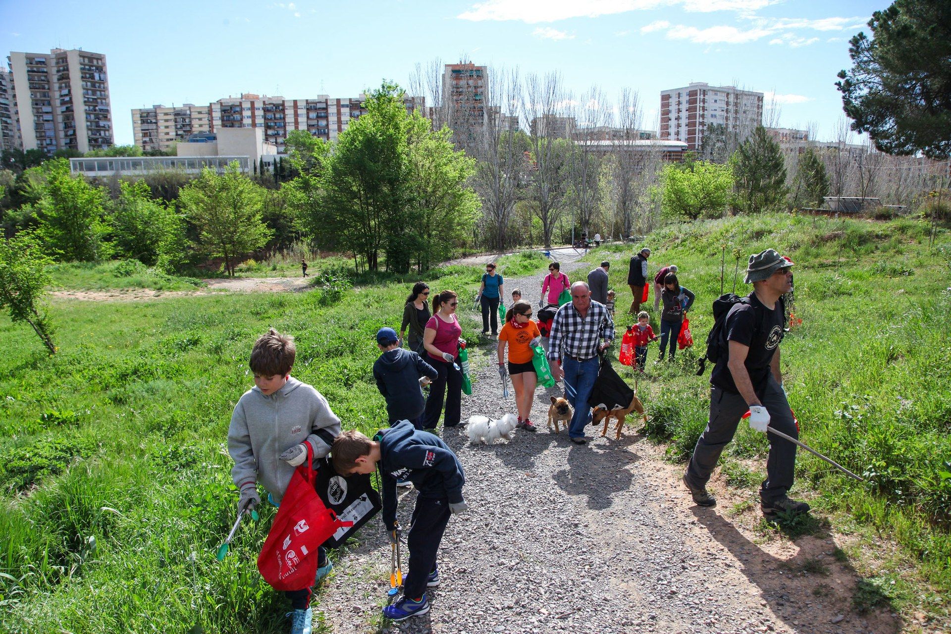 Jornada de recogida de residuos en el Torrent de les Abelles en 2016