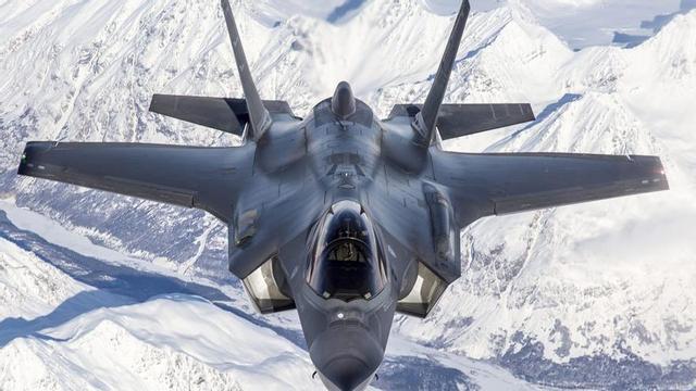 El caça F-35 durant el vol de trasllat des d’Eielson (Alaska) a la Base Aèria d’Edwards (Califòrnia), el 8 de març del 2018. | DARIN RUSSELL