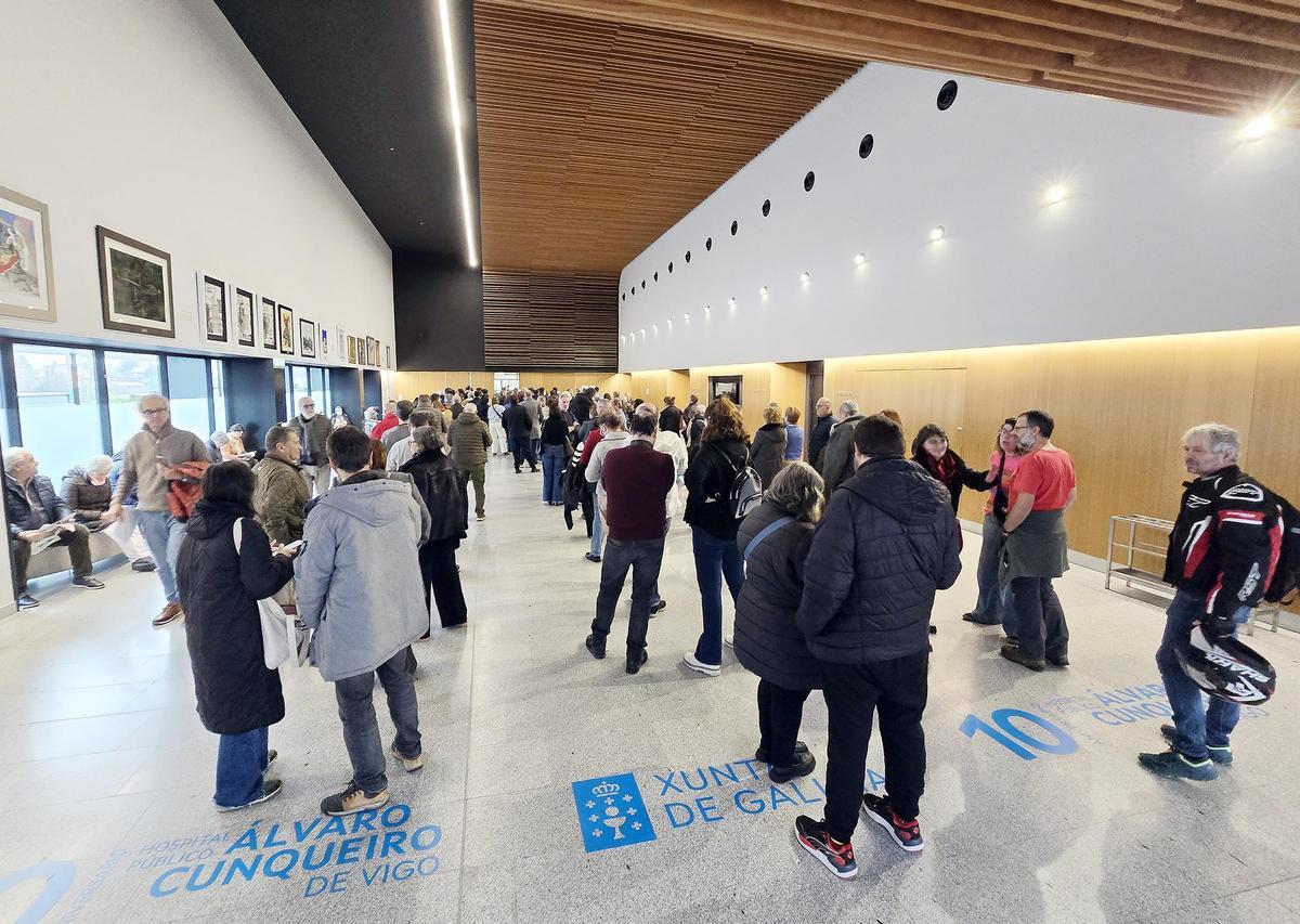 Hasta dos horas de cola en el Cunqueiro para participar en el ensayo clínico frente al Virus Respiratorio Sincitial