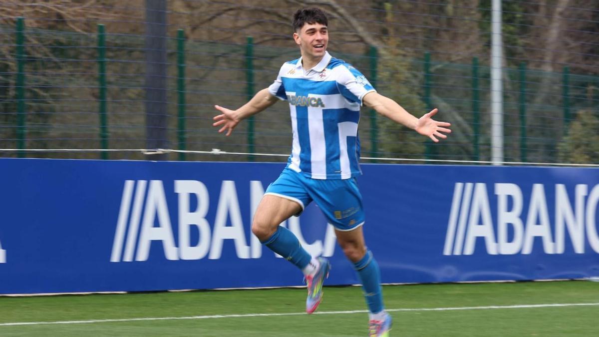 Iker Gil celebra un gol con el Deportivo juvenil