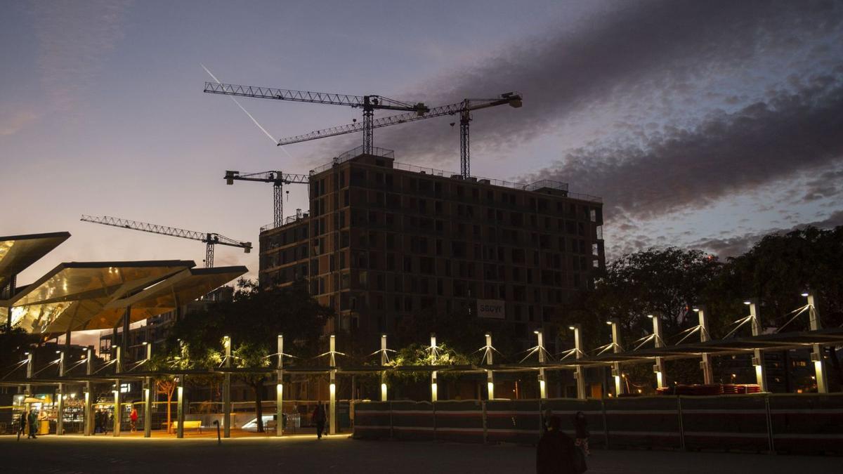 Construcción de pisos en Barcelona.