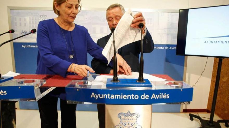 Mariví Monteserín y José Manuel García, &quot;Roxín&quot;, ayer, durante la firma del convenio.