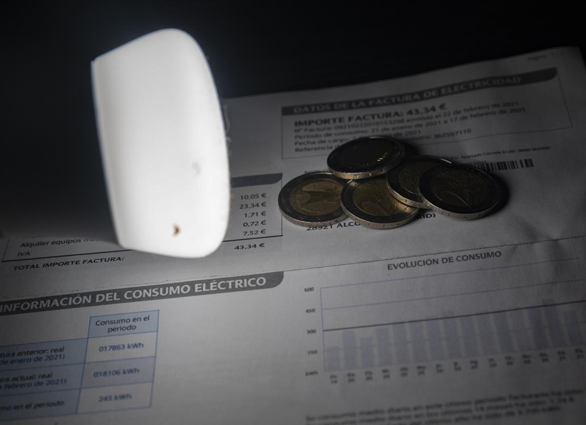 Archivo - Una lámpara refleja el importe de una factura el día en que el precio de la luz ha marcado un mínimo por primera vez en dos meses, a 27 de diciembre de 2021, en Madrid, (España). El precio medio de la electricidad en el mercado mayorista registr